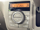 【オートエアコン】一度お好みの温度に設定すれば、車内の温度を検知し風量や温度を自動で調整。暑い&hellip;寒い&hellip;と何度もスイッチ操作をする必要はありません。快適な車内空間には必須の機能ですね♪