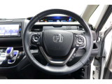 運転中もハンドルでの操作が可能です。特に高速道路等の目が離せない運転時には、便利さだけでなく、安全性も兼ね備えております。