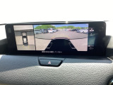 バックギアに入れますとご覧のような画像に自動的に切り替わります。車庫入れ時に役立ちます。