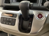 CVT車のセレクトレバーです。低速から高速まで、変速ショックのないスムーズな走りを実現するとともに、エンジン効率のよい領域を維持することで燃費にも貢献します。