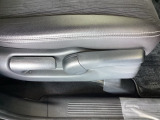シートリフター装備。運転席の高さを調整する機能