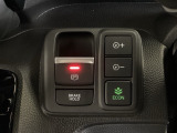 セレクトレバーの右に電子制御パーキングブレーキがあります。スイッチひとつで、停車した地点の傾斜などをシステムが検知・判断してブレーキ力を自動的に最適制御し、しっかり停車できるパーキングシステムです。