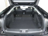 大きな開口幅で荷物を出し入れしやすいのが魅力のラゲージスペースです!リヤシートのシートバックの工夫で、更に積載容量が広くなり、よりたくさんの荷物の収納・長尺の荷物の収納が可能になります♪