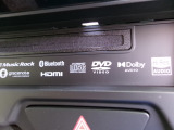 Bluetooth、DVD、HDMI対応。多彩なメディア接続が可能で、快適なドライブをサポートします。