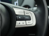 ◆アダプティブクルーズコントロール◆予め設定した車速内でクルマが自動的に加減速。前走車との適切な車間距離を維持しながら追従走行します。【LKAS】車線維持支援システムでステアリング操作を支援。