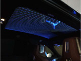 【サンルーフ】サンルーフ装備車両のため、車内の空気の入替も可能です。天井が広く、明るく見えるため、同じ車内のサイズでも開放感があり広く見えます。