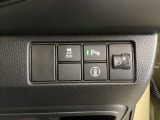 ハンドルの右側にはヘットライトリベライザーとHondaセンシング用のメインスイッチがついています。ヘッドライトリベライザーは道路状況や積荷の加重に応じてライトの高さを調節できます。