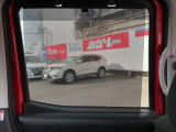 窓からの日射しが眩しいときにサッと引き出せるサンシェードです!