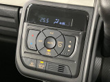 【オートエアコン】一度お好みの温度に設定すれば、車内の温度を検知し風量や温度を自動で調整。暑い&hellip;寒い&hellip;と何度もスイッチ操作をする必要はありません。快適な車内空間には必須の機能ですね♪