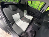コンパクトカーですが、セカンドシートは十分な広さがあり快適にお乗りいただけます♪シートを倒して大きな荷物を積んだりと、用途の幅が広い1台です。
