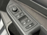 運転席ドアに集約されたパワーウィンドウスイッチで全窓をスマートに操作できます。
