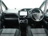 視界広々で運転しやすくロングドライブでも疲れを感じさせないすっきりとまとまったインパネ周りです。