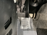 パーキングブレーキはフット式なので運転席と助手席の間はすっきり、移動も楽々です。さっと手が届く位置にATセレクトレバーやエアコンスイッチなどがあり操作性に優れています