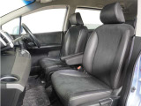 運転席と助手席は足元が繋がっているので自由に行き来しやすいので駐車場が狭いときでも助手席側からスムーズに乗り降りできて便利!