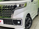【LEDヘッドライト】悪天候や夜間走行時も良好な視界を確保し安心して運転できる高輝度LEDヘッドライトを装備!点灯速度が早く、消費電力も抑えられています。