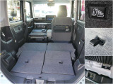 写真のように助手席背もたれが倒せるので、長い荷物の積み込みや車中泊などにも便利!