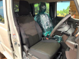 運転席まわりには十分なスペースがあり、大柄な方でもゆったり運転していただける環境です。