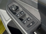 運転席ドアに設置されるパワーウィンドスイッチで、全窓をスマートに操作できます。