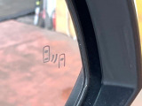 【ブラインドスポットモニター】走行中、ドアミラーの死角になりやすい箇所に後続車が接近するとサイドミラーのレンズに警告を表示!ドライバーに注意喚起をしてくれます。