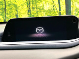 【8.8インチマツダコネクト】車内の雰囲気にマッチした大型のディスプレイ。スマホ接続でのナビ使用やBluetooth再生等、様々な機能が楽しめます。直感的なダイヤル操作が可能で、使い勝手も良好です。