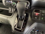 CVT車のセレクトレバーです。低速から高速まで、変速ショックのないスムーズな走りを実現するとともに、エンジン効率のよい領域を維持することで燃費にも貢献します。