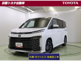 スクエア型の大きく開いたフロントグリルが独創的なフロントマスク。リヤガラスは大きく、迫力あるリヤスタイルの【ヴォクシー】。 先鋭的で独創的な外観と広い室内空間が人気の車です。