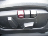 運転席メモリー付きフロント電動シート装備。