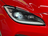 【LEDヘッドライト】悪天候や夜間走行時も良好な視界を確保し安心して運転できる高輝度LEDヘッドライトを装備!点灯速度が早く、消費電力も抑えられています。