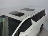 サンルーフ装備:晴れの日に開けていると凄い開放感が!雨の日や曇りの日でもサンシェードを開ければ、室内が明るくなり気分も晴れやかに!