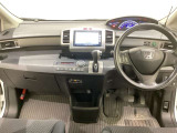 車内は光触媒抗菌消臭施工済です。インパネ周りはスタイリッシュなデザインで機能や装備も充実しています。グローブボックスやカップホルダーのほかにトレーなどたくさんの収納スペースが付いています。