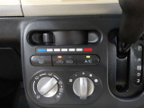 使いやすいマニュアルエアコンは簡単な操作で車内を快適にしてくれます☆