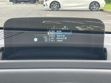 人気のヘッドアップディスプレイ!現在の車速、ナビゲーション・システムによるルート案内の矢印表示、チェック・コントロール、前車接近警告など、さまざまな情報をドライバーの視界内に直接表示いたします!