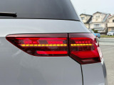 ダイナミックターンインジケーター付きLEDテールランプ。ウィンカーの光が流れるように点滅、後続車からの視認性が高まり、万一の追突の危険性を軽減します。