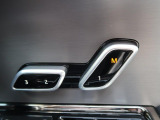 メモリー機能付きパワーシートを装備!運転中のシートの微調節も安全に行えます。3名様分のポジションを記憶でき、だれが乗っても元のポジションにボタン一つで戻せます♪