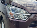 【LEDヘッドライト】悪天候や夜間走行時も良好な視界を確保し安心して運転できる高輝度LEDヘッドライトを装備!点灯速度が早く、消費電力も抑えられています。