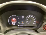 ハイブリット車専用のメーターです。右側の大型スピードメーターに加え、ステアリングスイッチを使って左のマルチインフォメーション・ディスプレイで燃費や動力伝達などの情報が見れるようになっています。