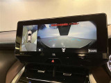 複数のカメラの映像をもとに、クルマを真上から見ているような映像をドライバーに提供し駐車をサポートする機能です。