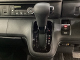 CVT車のセレクトレバーです。低速から高速まで、変速ショックのないスムーズな走りと、エンジン効率のよい領域を維持して燃費にも貢献します。サイドブレーキはスイッチ操作の電子制御パーキングブレーキです。