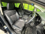 運転席まわりには十分なスペースがあり、大柄な方でもゆったり運転していただける環境です。