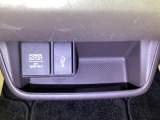 車内で便利な電源供給。【アクセサリーソケット】で、スマートに充電!