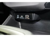 小物の収納に便利なセンタートレイには携帯等のデバイスの充電可能なUSB出力電源付です。