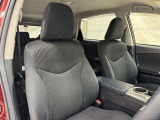 高いホールド性で運転姿勢が安定します。長距離ドライブでも疲れにくいのが魅力です。