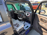 【運転席】座り心地が良いシートなので長時間の運転でも快適にお過ごしいただけます。新品のフロアマットのご注文も可能です。掲載箇所以外にご希望の写真がございましたらお気軽にお問い合わせ下さい。