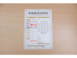 【車両検査証明書】店頭にて、クルマの状態が一目で分かる査証明書を公開中。トヨタ認定検査員が厳しく検査し、状態を点数と図解で表示しています。修復歴はもちろん、傷やヘコミの箇所や程度がご確認いただけます。