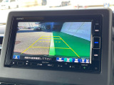 【バックカメラ】運転が苦手な方も車庫入れラクラクです!ギアをリバースに入れれば自動的に切り換わりますので、面倒な操作は不要です♪狭い駐車場もお車を傷つけず安心ですね!