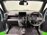美しいデザインの運転席空に加えてUV&IRカット機能付きフロントガラスの面積や位置取りが良く、前方・右前・左前方向の視認性がいいですよ!
