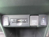 運転席と助手席には寒い日に嬉しいシートヒーターを装備しています。シートクッション部と背もたれ部がポカポカ暖かく快適な空間になります。