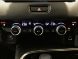 オートエアコンは左右席で独立温度コントロールが可能です。運転席はキンキンに冷やして助手席はマイルドにと言った設定が可能です☆暑さ寒さでケンカすることもなくなりますね♪