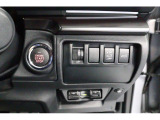 ステアリングコラムの右側には運転に必要な物理スイッチを配しています。使いやすく、 の人からの誤操作も防げる考えられた位置です。