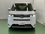 LEDヘッドライトを装備しています。LEDヘッドライトはとても明るく、雨の日や夜間走行も安全・安心です。オートライトコントロール付きで周囲の明るさに応じて自動で点灯・消灯します